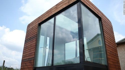  Ngôi nhà mẫu xây bằng nước rộng 8m2 của anh Gutai. Ảnh: CNN
