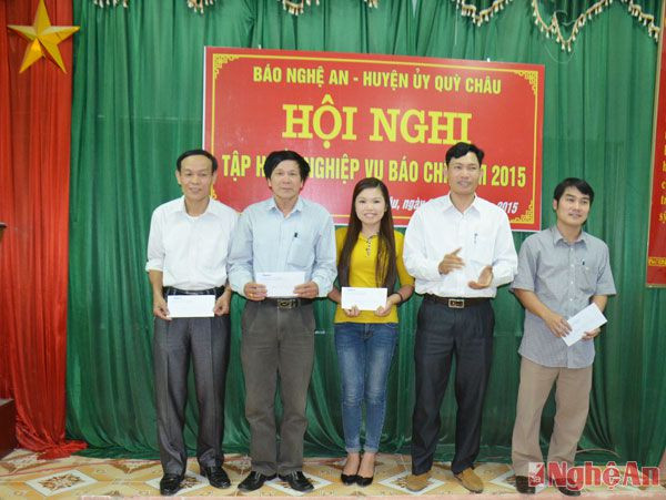 Lãnh đạo Ban tuyên giáo huyện ủy Qùy Châu tặng thưởng cho các cộng tác viên xuất sắc trong hội nghị tập huấn.