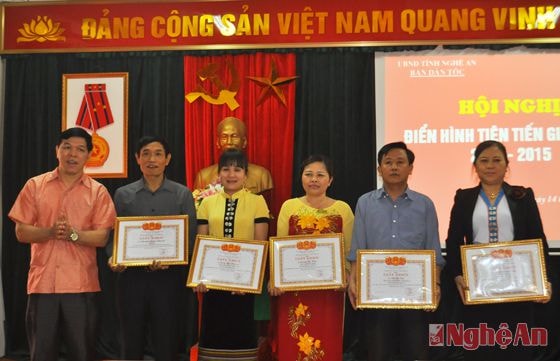 Trao giấy khen cho các cá nhân có thành tích xuất sắc