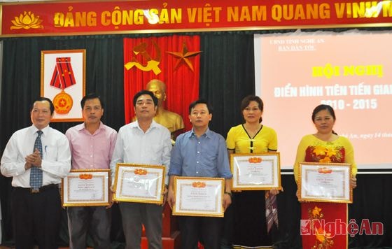 Trao giấy khen cho các tập thể