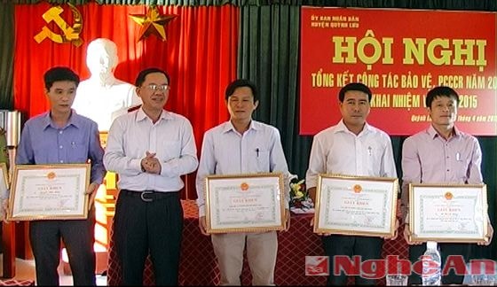 Trao giấy khen cho các cá nhân, tập thể có thành tích xuất sắc trong công tác bảo vệ, PCCCR năm 2014