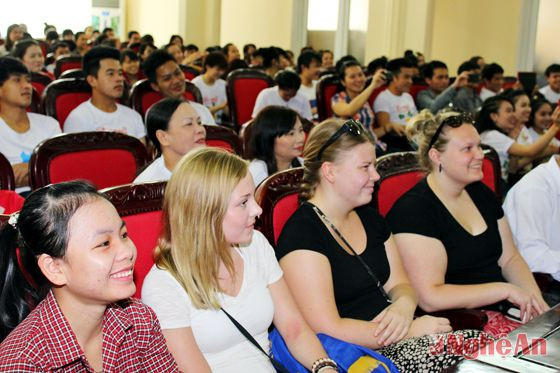 Các đại biểu Việt Nam và quốc tế cùng tham dự lễ đón năm mới với sinh viên Lào tại Đại học Y khoa Vinh