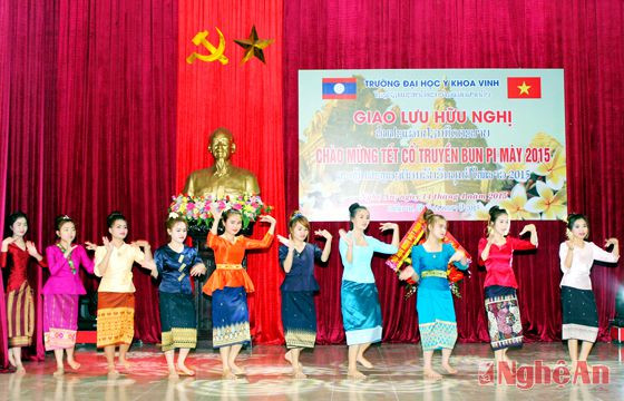Tiết mục múa tập thể do sinh viên Lào biểu diễn