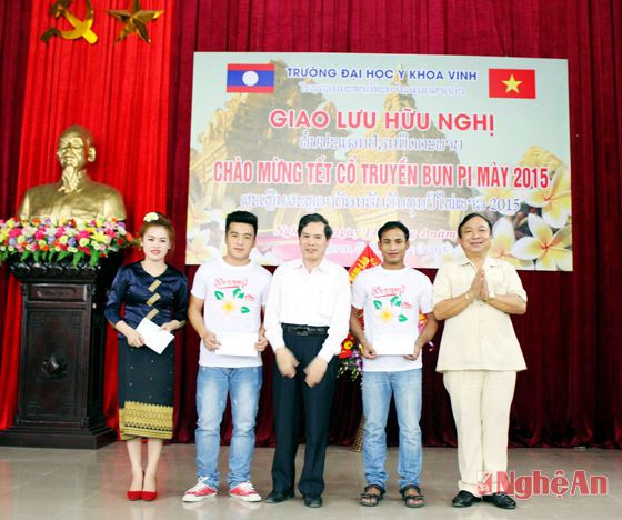 Hội hữ nghị Việt Lào tỉnh Nghệ An tặng học bổng cho sinh viên Lào