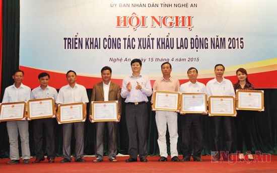 Các đia phương, doanh nghiệp đạt thành tích xuất sắc trong XKLĐ năm 2014 nhận bằng khen của UBND tỉnh.