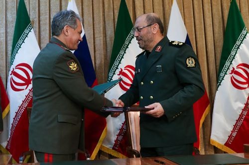 Bộ trưởng Bộ Quốc phòng Nga Sergei Shoigu (trái) và Bộ trưởng Quốc phòng Iran Hossein Dehghan trong chuyến thăm Iran ngày 20/1/2015. (Nguồn: yahoo.com)