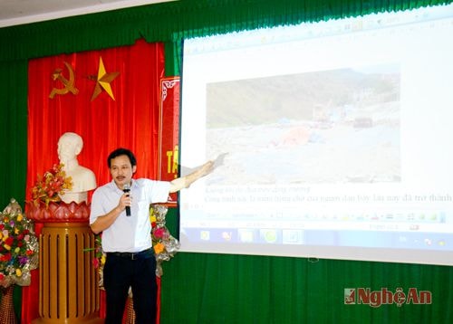 Cán bộ báo Nghệ An trao đổi nghiệp vụ với các CTV