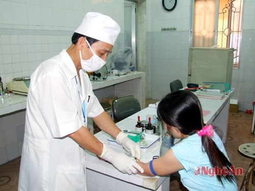 Lấy máu xét nghiệm HIV tại Trung tâm da liễu tỉnh. Ảnh: Từ Thành