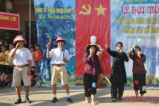 Hoạt cảnh tái hiện lại không khí đấu tranh cách mạng dưới sự lãnh đạo của Chi bộ Đảng Môn Sơn cách đây 84 năm 