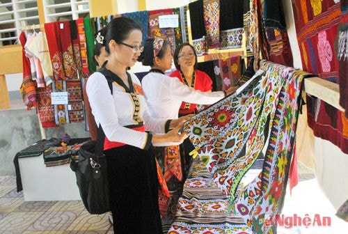 Triển lãm dệt thổ cẩm của đồng bào các dân tộc huyện Tương Dương.  Ảnh:  Thanh Lê