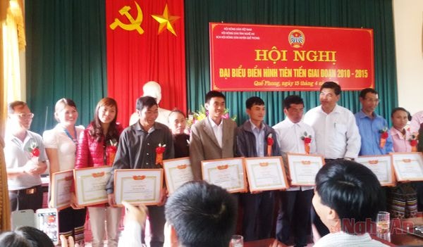 Tặng giấy khen cho các cá nhân có thành tích xuất sắc.
