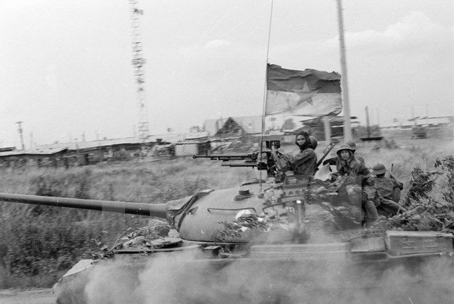 Xe tăng quân giải phóng trong chiến dịch Hồ Chí Minh. Ảnh: TTXVN