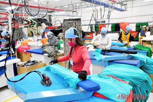 Công nhân vận hành dây chuyển sản xuất nhà máy Nam Sung Vina