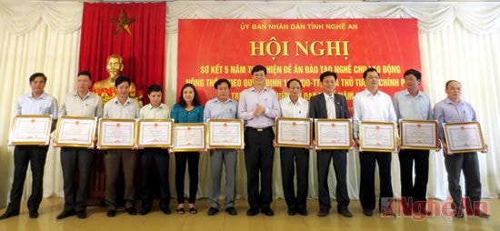 Khen thưởng các tập thể, cá nhân có thành tích cao trong công tác đào tạo nghề cho lao động nông thôn