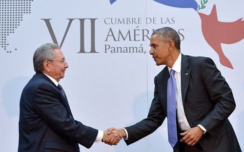 Chủ tịch Cuba Raul Castro (trái) bắt tay Tổng thống Mỹ Barack Obama trước cuộc hội đàm hôm 11/4. (Ảnh: Reuters)