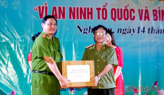 Nhà xuất bản CAND trao tặng nhiều đầu sách quý về đề tài an ninh trật tự cho Trại giam số 3