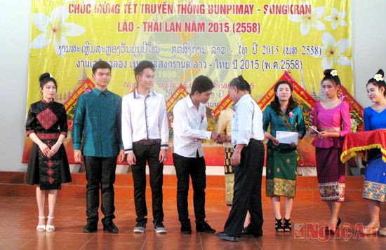 Hội Hữu nghị Việt – Lào trao học bổng cho 6 lưu học sinh Lào đang học tập tại Đại học Vinh, Đại học Y khoa Vinh và Đại học sư phạm kỹ thuật Vinh 