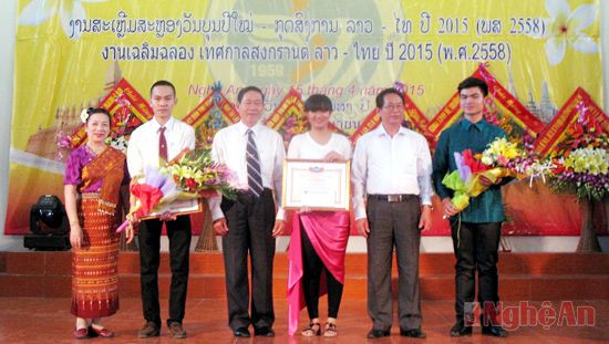 Hội hữu nghị Việt – Thái  tặng giấy khen cho 2 lưu học sinh đã có thành tích cao trong học tập và rèn luyện.