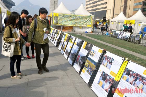 Học sinh thủ đô Seoul đến tìm hiểu ở tại khu tưởng niệm.