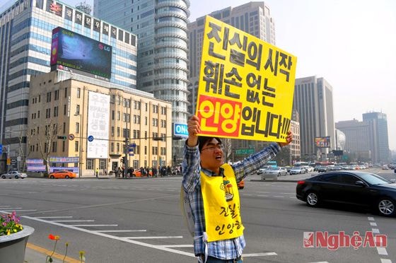 Gia đình các nạn nhân tiếp tục yêu cầu chính phủ chiến dịch trục vớt phà Sewol và chịu trách nhiệm trong vụ chình phà.