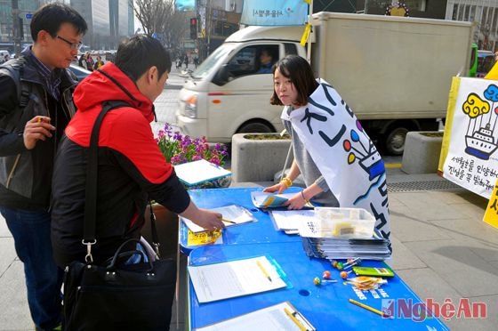 Người dân Seoul và khách du lịch tham gia chữ ký ủng hộ gia đình nạn nhân