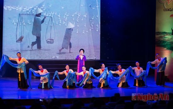 Tiết mục “Phụ tử tình thâm” trong đêm diễn. Ảnh: Huy Hoàng