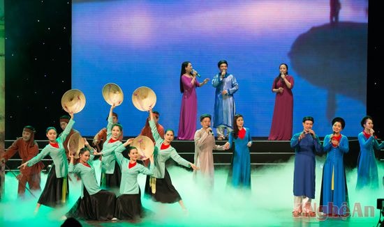Tổ khúc Về miền ví, giặm đưa khán giả phương Nam về với đất Hồng Lam qua những làn điệu ví, giặm.