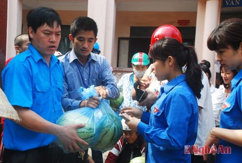 Ngay từ sáng sớm, Đoàn phường Của Nam đã phân bổ dưa cho các chi đoàn khối để các chi đoàn bán dưa cho người dân tránh chen chúc mua dưa tại một địa điểm