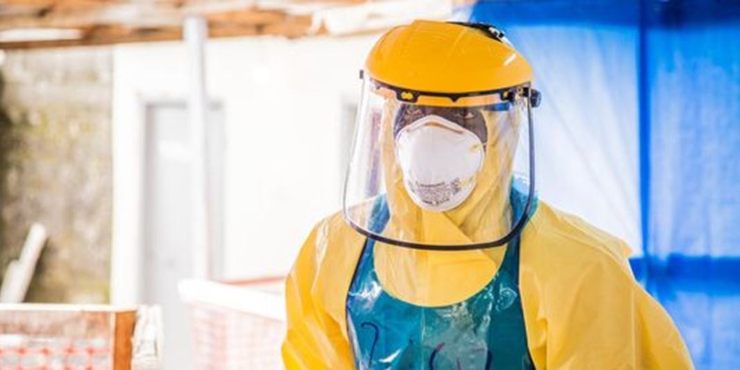 Nhân viên y tế tại trung tâm điều trị Ebola ở Freetown.                   Ảnh: AP/Michael Duff