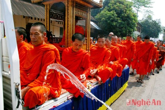 Các nhà sư tham gia lễ rước