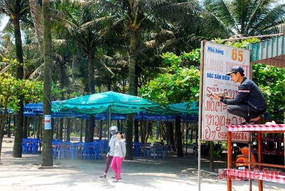 Nhà hàng ở Thị xã Cửa Lò gắn biển song ngữ Việt - Lào