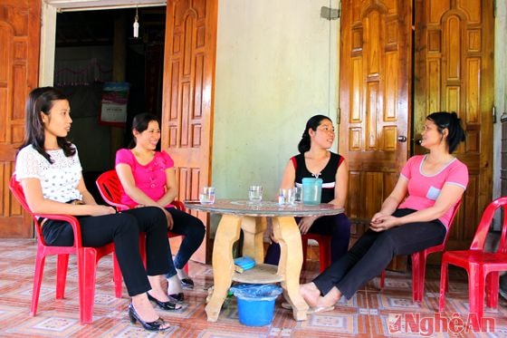 Chị Nguyễn Thị Hiền (ngoài cùng, bên phải) trong một lần đi tuyên truyền về dân số.