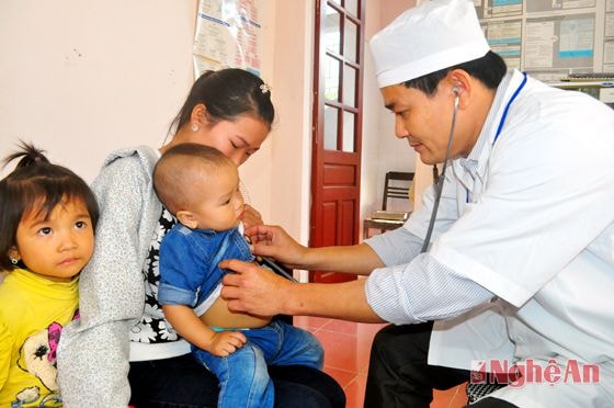 Thăm khám sức khỏe cho trẻ em tại Trạm Y tế xã Diễn Đoài (Diễn Châu).
