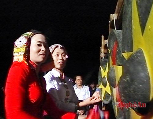 Khắc luống, đánh cồng chiêng, nhảy sạp tại đêm giao lưu nghệ thuật khép lại chương trình đêm hội văn hóa các dân tộc Việt Nam 19/4  tại Quỳ Hợp.