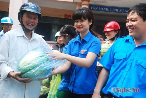 Bác Tùng vui mừng khi mình cũng mua được quả dưa để ủng hộ bà con huyện Sơn Tịnh
