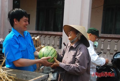 Anh Viết- Bí thư Đoàn phường trao dưa cho ngườidân đến đầu tiên