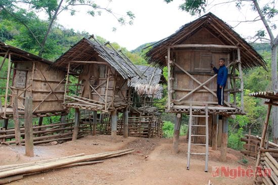 Những kho đựng lúa  của người dân bản Lả.