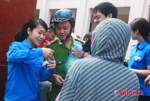 Mỗi đoàn phường đều bầu ra một người đứng thu tiền bởi người quá đông