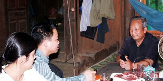 Ông Lầu Xái Phia (phải) kể chuyện về họ Lầu.