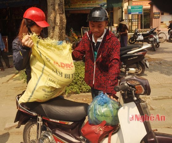 Nhiều bạn trẻ tranh thủ đến sớm mua hàng tạ dưa để làm quà cho người thân