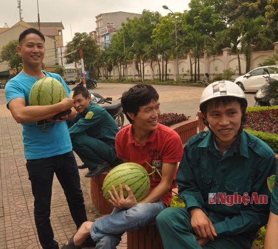 Những người chậm chan chỉ được mua mỗi người một quả