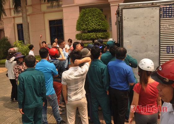 Người dân chen nhau mua dưa tại điểm bán trước UBND phường Lê Lợi