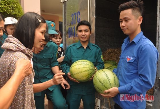 Những trái dưa tươi ngon được trao tới tay người dân