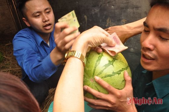 các tình nguyện viên khá vất vả khi số lượng dưa ít mà người có nhu cầu mua đông