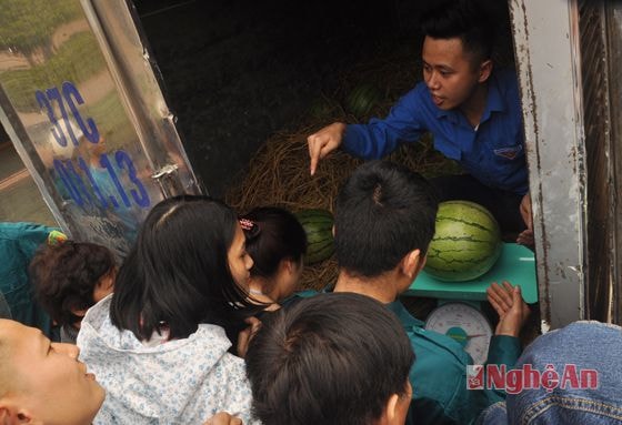 Người đến mua dưa ngày càng đông nên thanh niên tình nguyện đề nghị mọi người xếp hàng