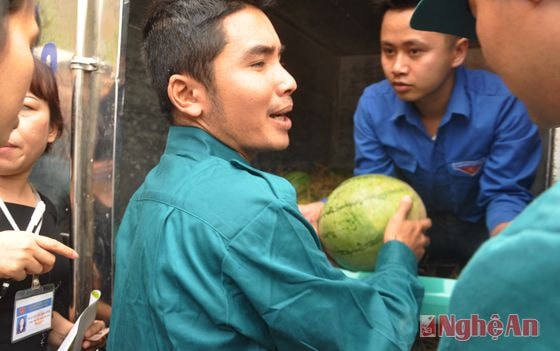 Những cán bộ UBND phường cũng tới mua dưa ủng đồng bào Quãng Ngãi