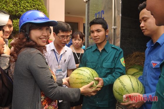 Nụ cười của chị Nguyễn Thị Đông khối 3 phường Lê Lợi khi nhận dưa từ tay tình nguyện viên