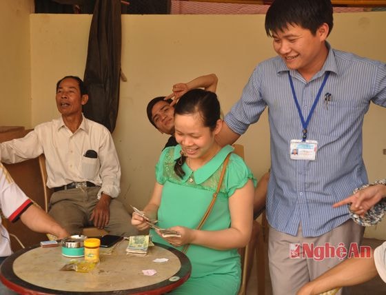 Số tiền bán dưa được kiểm đếm để kịp thời chuyển cho bà con nông dân Quãng Ngãi