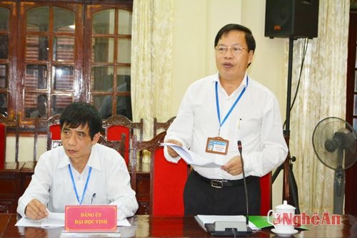 Đồng chí Đinh Xuân Khoa-Bí thư Đảng ủy trình bày dự thảo báo cáo chính trị