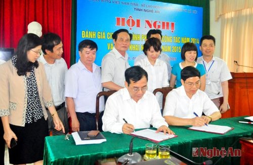 Lãnh đạo 2 đơn vị ký kết chương trình phối hợp năm 2015